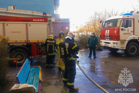В Иванове спасатели потушили пожар на 9-м этаже, проложив рукав по фасаду здания